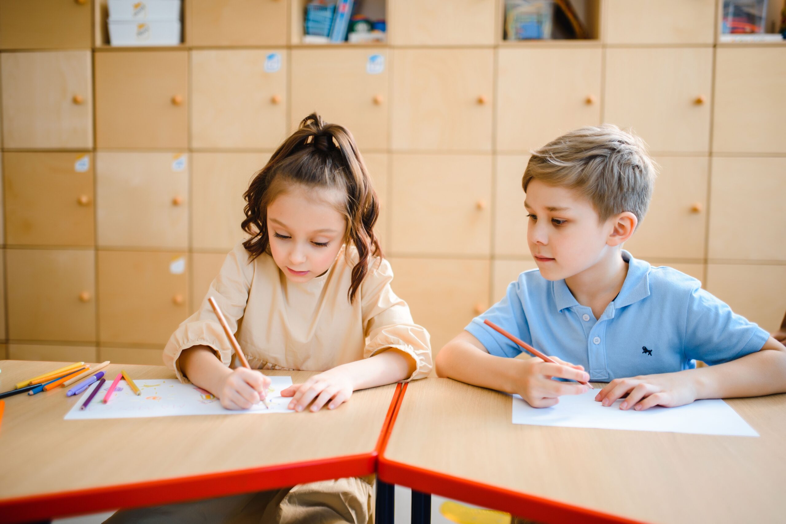 Kinder lösen Aufgaben in der Schule.